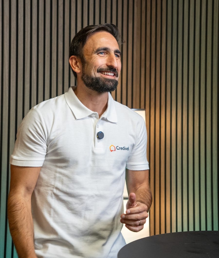 Retrato de Hugo Pinheiro, da Credível, com polo da marca